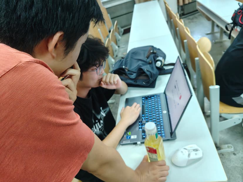 主讲人正在为同学提供指导